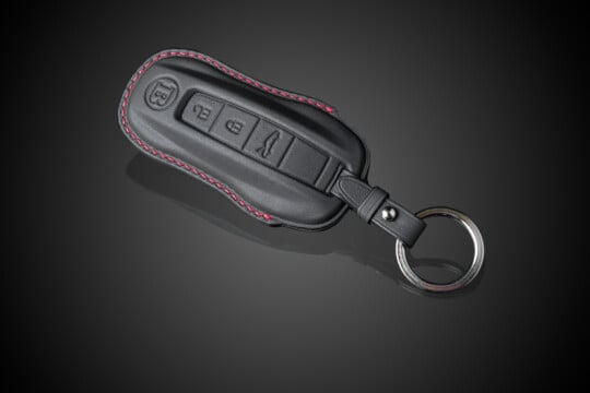 Leather key cover black-red